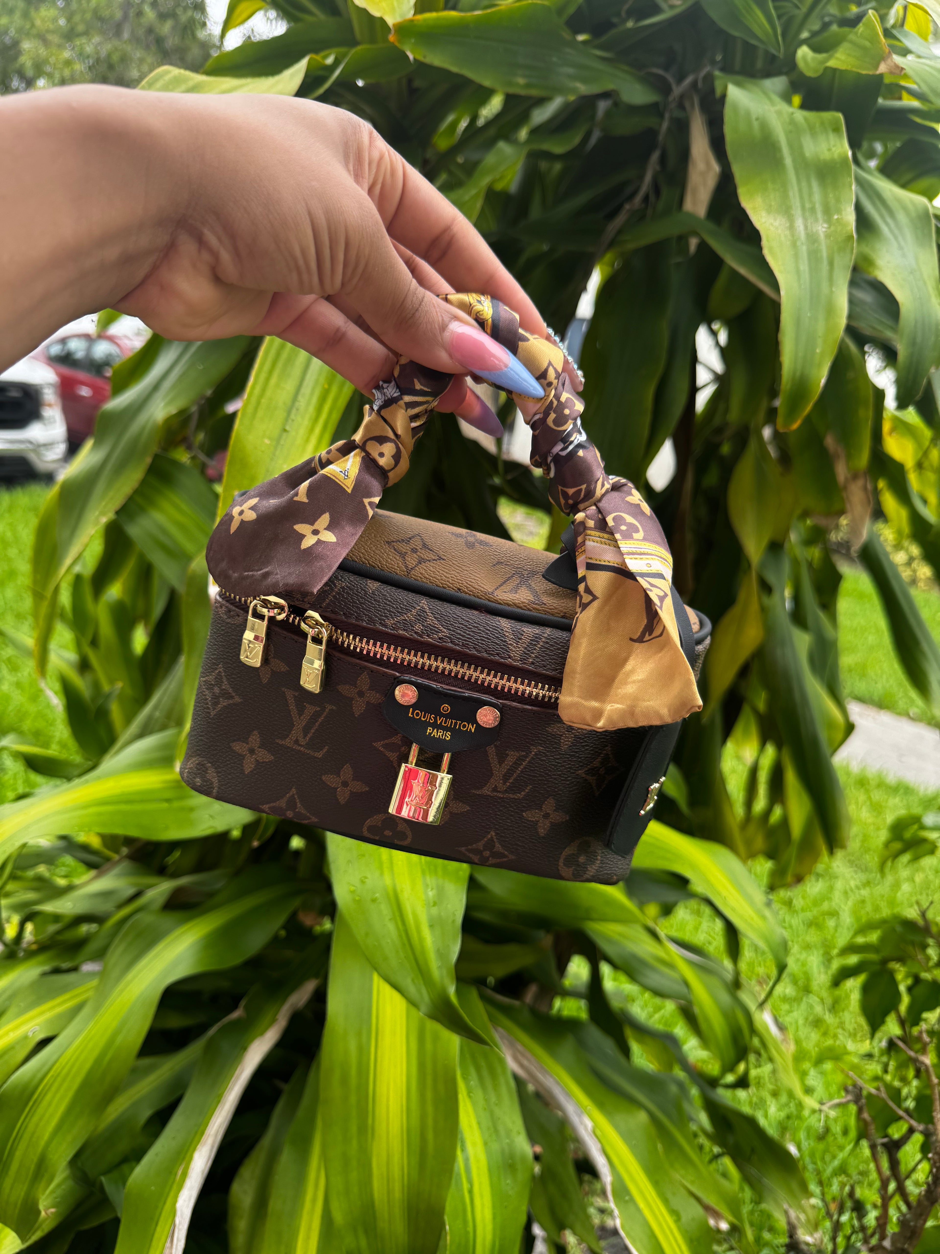 Two Tone Vanity LV